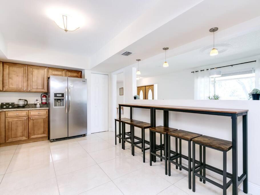 הוליווד Modern Spacious 5-Bedroom Home With Pool מראה חיצוני תמונה