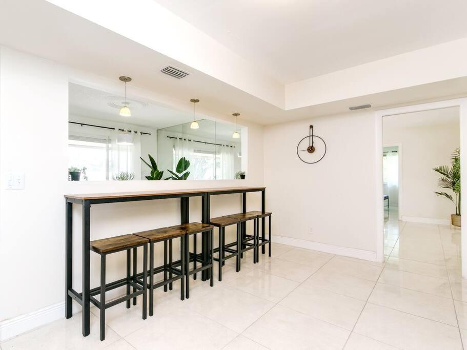 הוליווד Modern Spacious 5-Bedroom Home With Pool מראה חיצוני תמונה